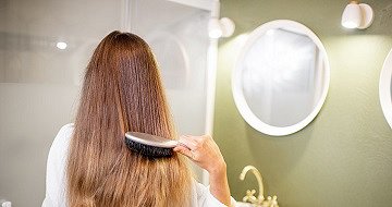 Elektryzowanie włosów. Jak rozwiązać ten problem?