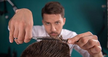 Profesjonalne nożyczki fryzjerskie. Jak wybrać odpowiedni model?