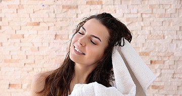 Jak poprawnie myć włosy? Przegląd metod