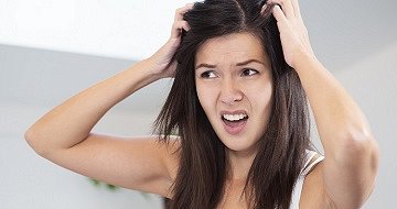 Swędząca skóra głowy – jak zwalczyć ten problem?