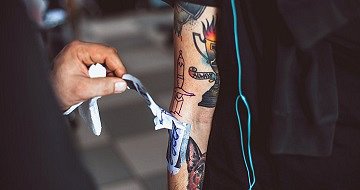 Jak dbać o tatuaż po zrobieniu, jak go myć i smarować?