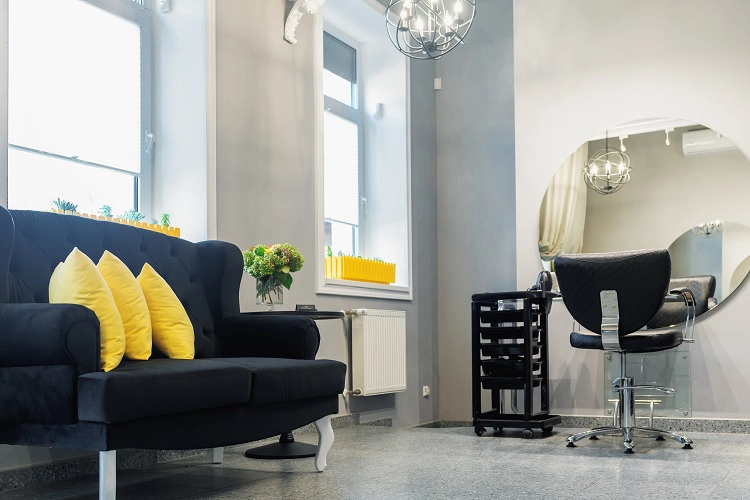 poczekalnia fryzjerska sofa