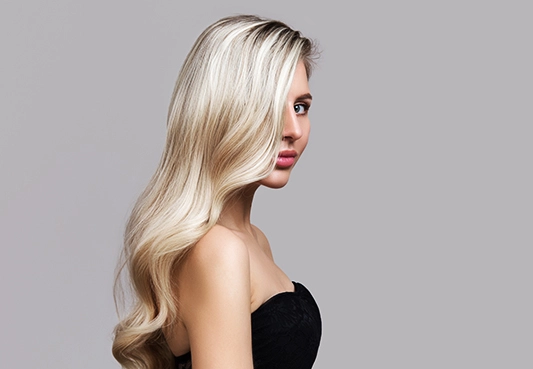 Modelka prezentuje włosy po użyciu lokówko-suszarki Babyliss