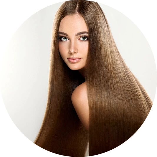 Piękna modelka w lśniącymi i długimi włosami